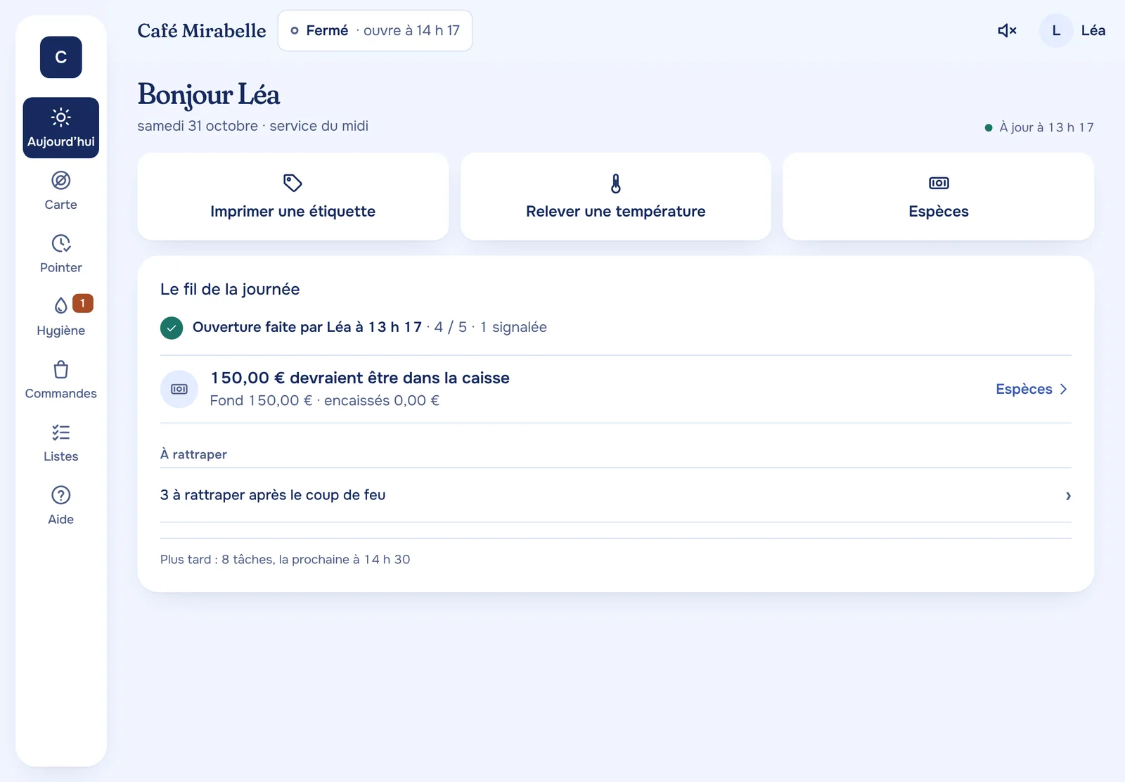 Le fil de la journée sur l’iPad : l’ouverture faite par Léa, la caisse à vérifier, trois tâches à rattraper après le coup de feu, et huit tâches plus tard, la prochaine à 14 h 30.