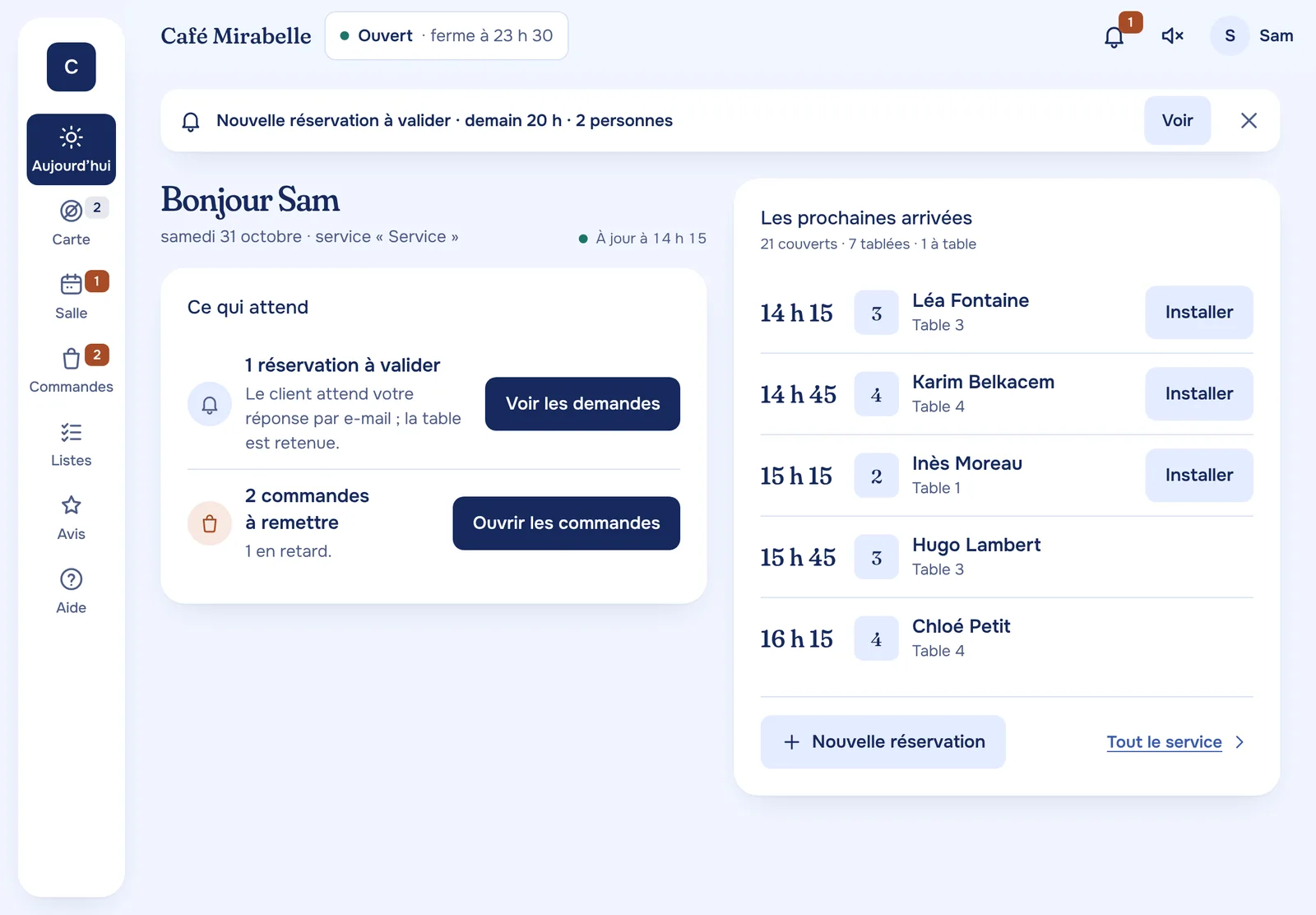 Le Comptoir en service : ce qui attend, une réservation à valider, deux commandes à remettre, et les prochaines arrivées table par table.